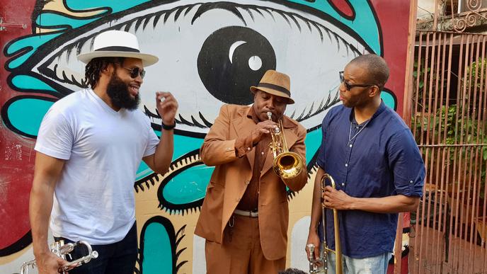 Trombone Shorty et Julian Gosin (The Soul Rebels) échangent avec un musicien cubain. Mercredi 15 janvier 2020. La Havane.