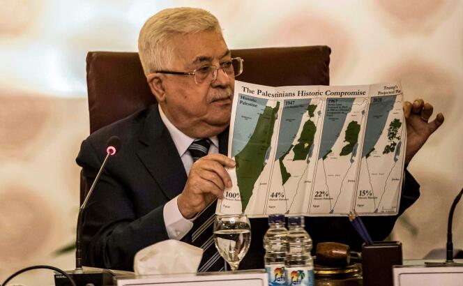 Mahmoud Abbas tient une carte détaillant les pertes de territoire des Palestiniens, lors de la réunion de la Ligue arabe, au Caire, le 1er février.