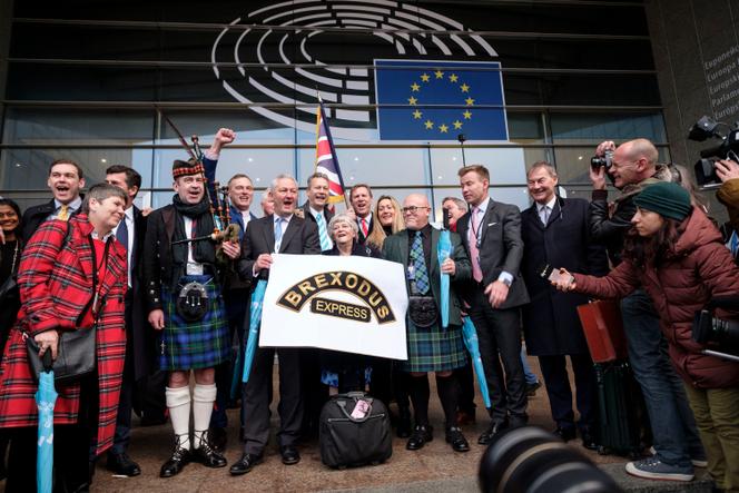 Les députés pro Brexiters, quittent le parlement Européen le jour du Brexit, à Bruxelles, le 31 janvier.