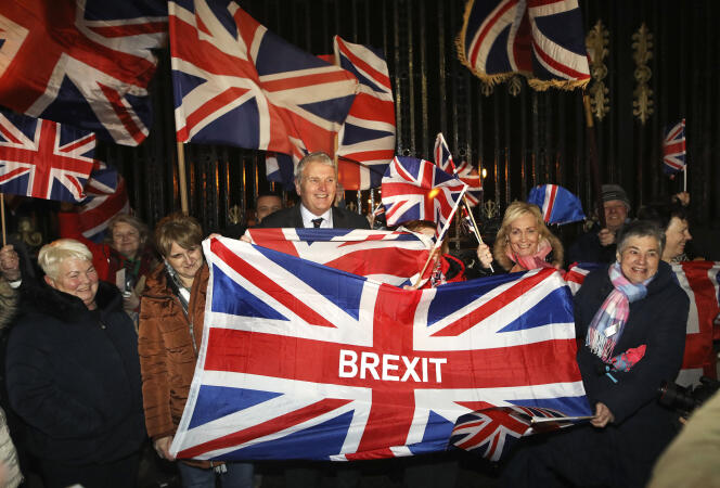 Des « brexiters » devant l’Assemblée de Stormont, vendredi 31 janvier à Belfast.