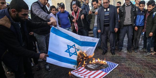 Israël bombarde la bande de Gaza après des lancements de ballons incendiaires