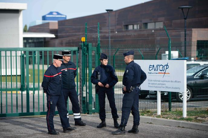 CRS devant le centre de formation des pompiers d’Aix-en-Provence, où des rapatriés de Wuhan (Chine) doivent être mis en quarantaine, le 2 février 2020.