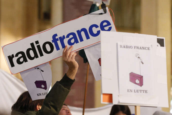 Manifestation de grévistes de Radio France, le 29 novembre 2019, devant le ministère de la culture, à Paris.