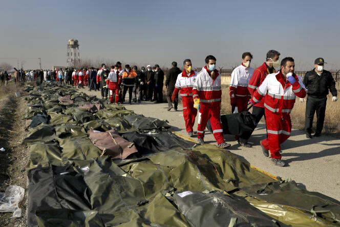 Des sauveteurs sur le site du crash, à Shahedshahr, au sud-ouest de Téhéran, le 8 janvier 2020.