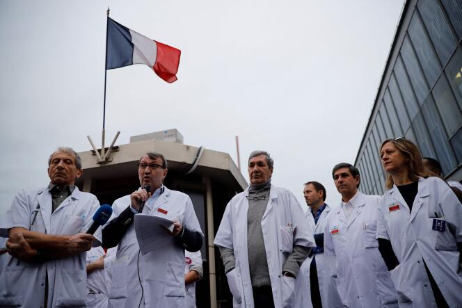 Une vingtaine de médecins chefs de service à l’hôpital Saint-Louis, à Paris, ont démissionné de leurs fonctions, lundi 3 février.
