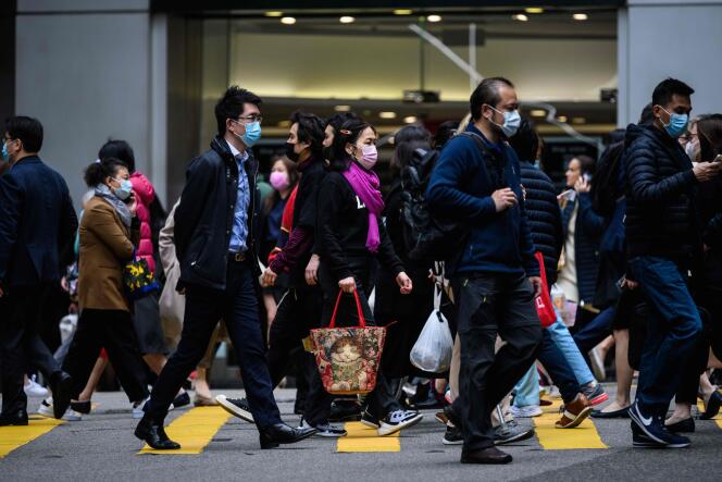 Des piétons à Hongkong, qui portent des masques de manière préventive, le 3 février 2020.