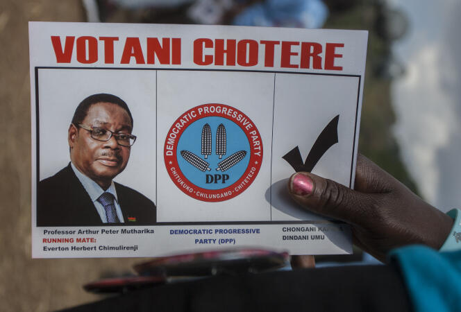 Un bulletin de vote factice appelant à voter Peter Mutharika lors de l’élection présidentielle malawite, à Blantyre, le 18 mai 2019.