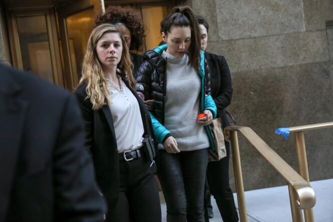 La plaignante Jessica Mann quitte le tribunal de Manhattan lors du procès d’Harvey Weinstein, à New York, le 3 février.