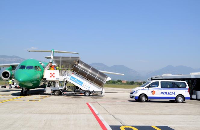 Des Albanais dont les demandes d’asile ont été refusées en France sont rapatriés par avion à l’aéroport de Tirana, en juillet 2017.