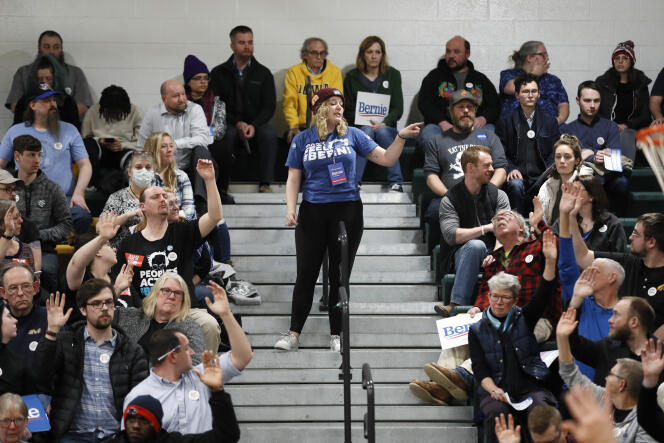 Emily Duff, « capitaine » pour Bernie Sanders, compte les sympathisants du candidat lors du caucus démocrate organisé dans le hall d’un lycée à Des Moine, dans l’Iowa.
