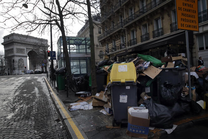 Les poubelles s’accumulent dans les rues de certains arrondissements parisiens, à l’image du 8e arrondissement de Paris, près de l’arc de Triomphe, le 4 février.