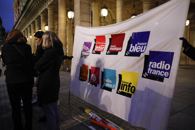 Lors d’une manifestation d’employés de Radio France contre le plan d’économies du groupe, près du ministère de la culture, à Paris, le 29 novembre 2019.