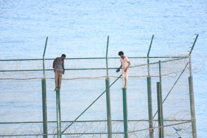 Deux migrants tentent de s’introduire de force sur le territoire espagnol de Ceuta, le 30 août 2019.
