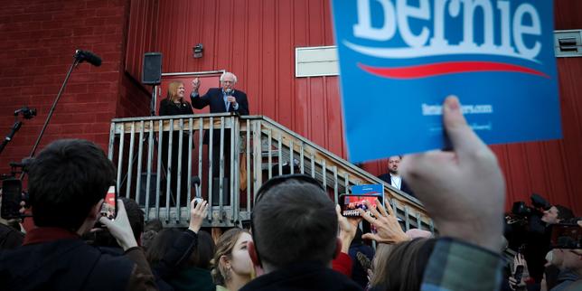 Présidentielle américaine : les démocrates débutent les primaires dans la confusion dans l'Iowa