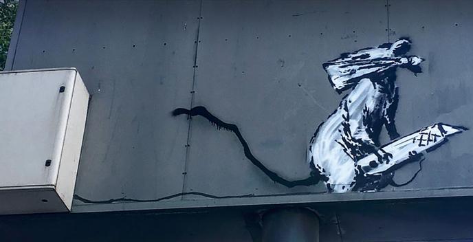 Le graffiti dérobé de Banksy près du Centre Pompidou, à Paris.