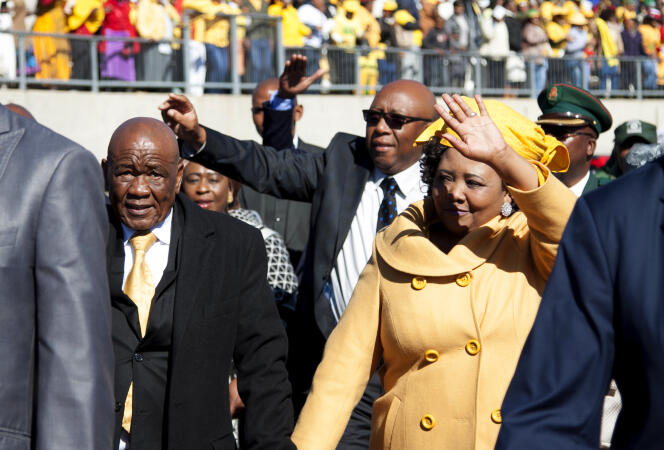 Le premier ministre du Lesotho, Thomas Thabane (à gauche), accompagné de son épouse, Maesaiah Thabane, à Maseru, le 16 juin 2017.