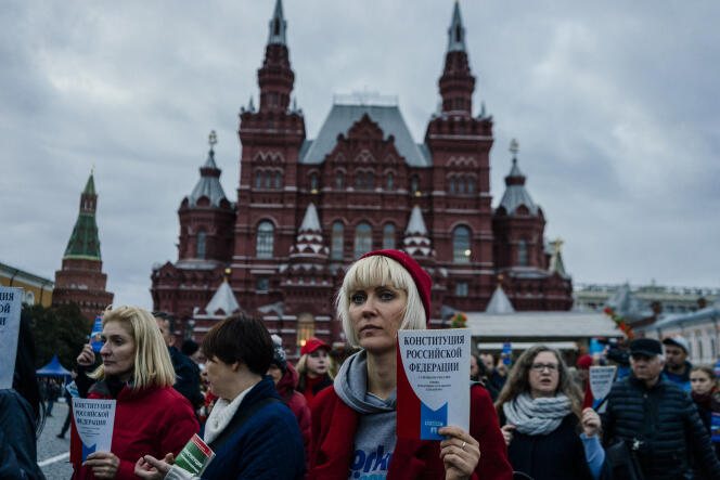 Lors d’un rassemblement en soutien à l’opposant Konstantin Kotov, à Moscou, le 13 octobre 2019. A cette occasion, les manifestants ont brandi la Constitution russe.
