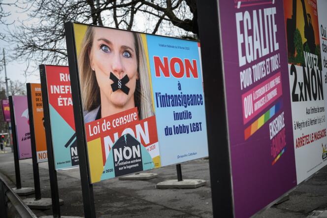 Des affiches de campagne pour le référendum sur une loi contre l’homophobie, à Genève, le 30 janvier.