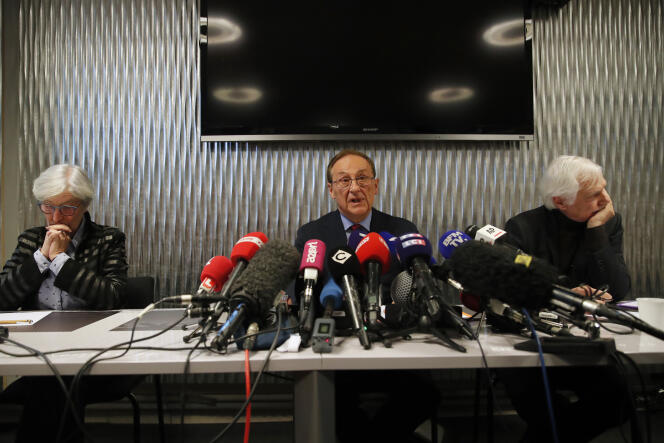 Didier Gailhaguet (au centre), le 5 février, à Paris, trois jours avant sa démission de la présidence de la Fédération française des sports de glace.