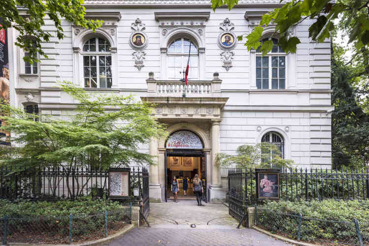 « Derrière la façade néoclassique, qui rappelle les origines italiennes d’Henri Cernuschi, se cache une des plus importantes collections d’art asiatique d’Europe, aujourd’hui riche de 15 000 objets. »