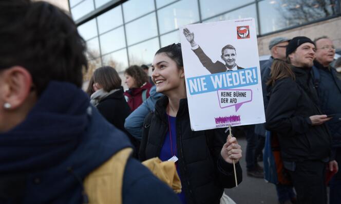 Des manifestants devant le Parlement de Thuringe, le 5 février, avec une bannière représentant le politicien d’extrême droite Björn Höcke, homme fort de l’AfD dans la région, et disant « Plus jamais » après l’alliance entre la CDU et l’extrême droite.