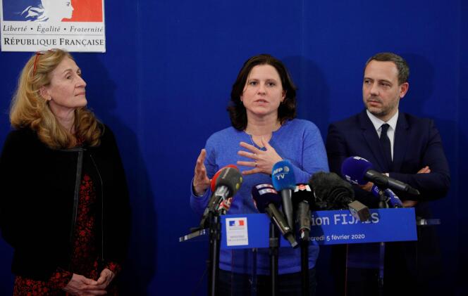 La ministre des sports, Roxana Maracineanu (au centre), entourée de la ministre de la justice, Nicole Belloubet et du secrétaire d’Etat chargé de la protection de l’enfance, Adrien Taquet, le 5 février à Paris.
