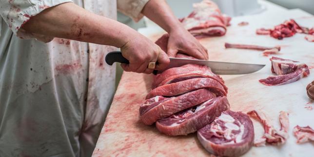 Faut-il taxer la viande pour que son prix reflète son coût environnemental ?