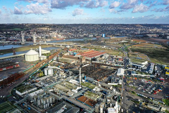 Khu công nghiệp của Rouen, với nhà máy Lubrizol bị đốt cháy ở trung tâm, ngày 9 tháng 12 năm 2019.