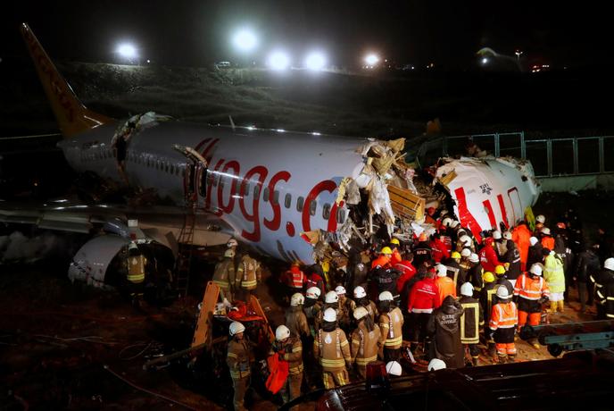 Accident A L Aeroport D Istanbul Un Avion Se Brise En Trois Apres