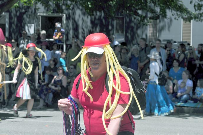 Un(e) adepte du pastafarisme, reconnaissable à la passoire dont il(elle) se couvre le chef, lors du défilé du solstice d’été à Seattle (Washington), en 2018.
