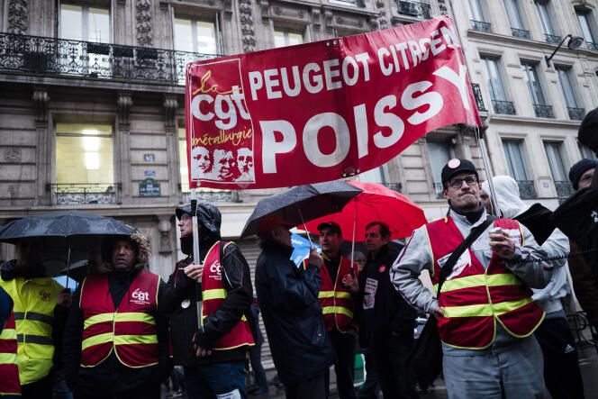 Le cortège de la CGT Peugeot Citroën de Poissy lors d’une mobilisation contre la réforme des retraites, rue La Fayette, à Paris, le 9 janvier.