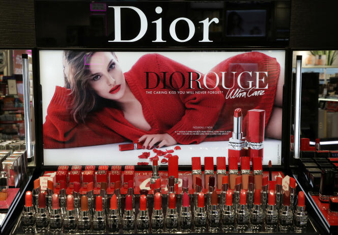 Des bâtons de rouge à lèvres Dior dans un magasin duty free à l’aéroport international de Nice, en décembre 2019.
