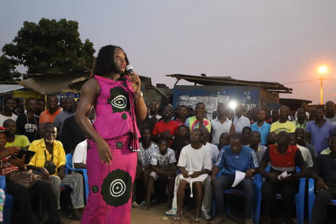 Fleur Esther Aké, responsable du FPI à Agboville, harangue la foule du « parlement » de Yopougon-Gesco, à Abidjan, le 11 janvier 2020.