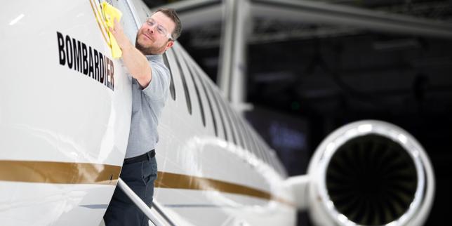 Lourdement endetté, Bombardier hésite toujours sur sa stratégie de survie