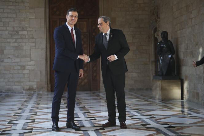 Le premier ministre espagnol, Pedro Sanchez, et le président de la région de Catalogne, Quim Torra, lors de leur rencontre à Barcelone, le 6 février.