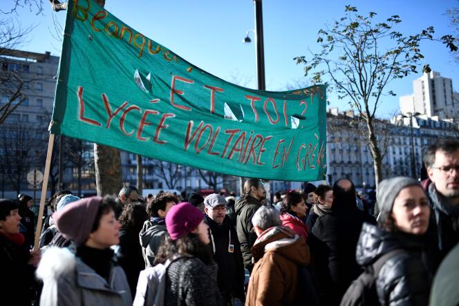 Des professeurs manifestent contre les E3C devant le lycée Hélène-Boucher à Paris, le 6 février.