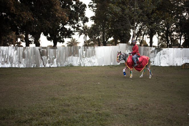 Le capitaine Jean-Bosco prend une leçon d’équitation dans un parc de Bangui, le 30 novembre 2019.