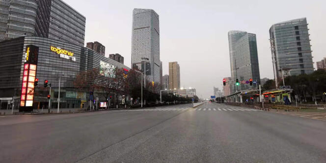 Une avenue déserte à Wuhan, ville chinoise de 11 millions d’habitants, le 3 février 2020.