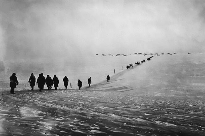 Des détenus sur l’île de Vaïgatch, dans l’océan Arctique, au début des années 1930.