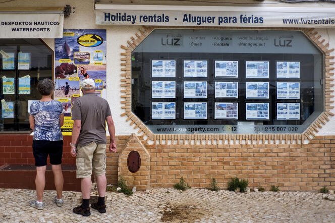 Une agence immobilière, à Praia da Luz, dans le sud du Portugal, en avril 2017.