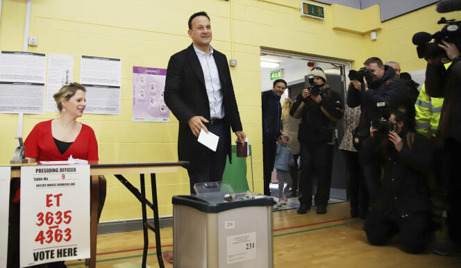 Le premier ministre Leo Varadkar a voté à Castleknock, dans la banlieue de Dublin, samedi 8 février.