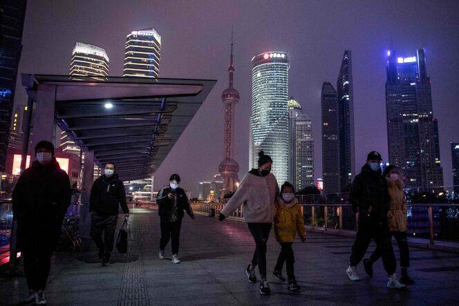 A Shanghaï, le port du masque dans les lieux publics est devenu obligatoire.