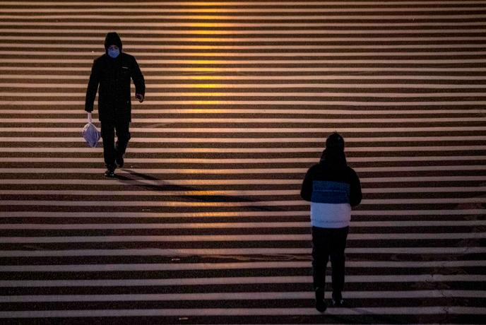 Un homme portant un masque à Shanghaï, le 8 février.