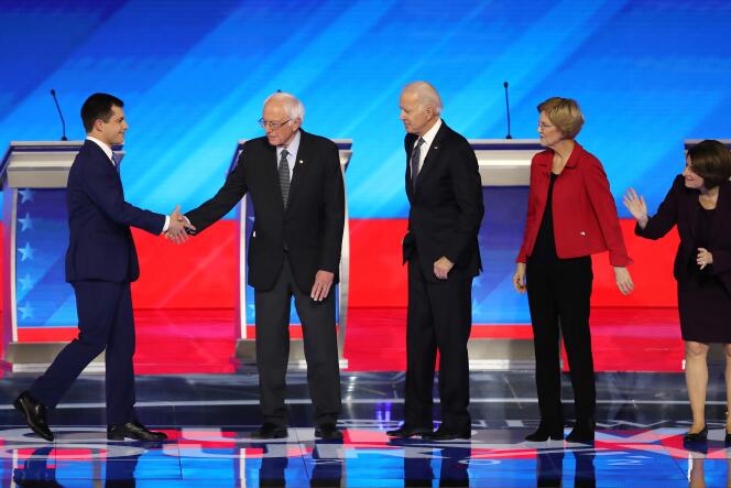 De gauche à droite : Pete Buttigieg, Bernie Sanders, Joe Biden, Elizabeth Warren et Amy Klobuchar, à Manchester (New Hampshire), le 7 février.