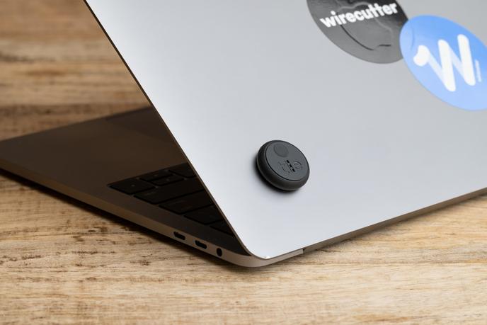 Le Tile Sticker est un petit traqueur qui peut être collé sur n’importe quelle surface.