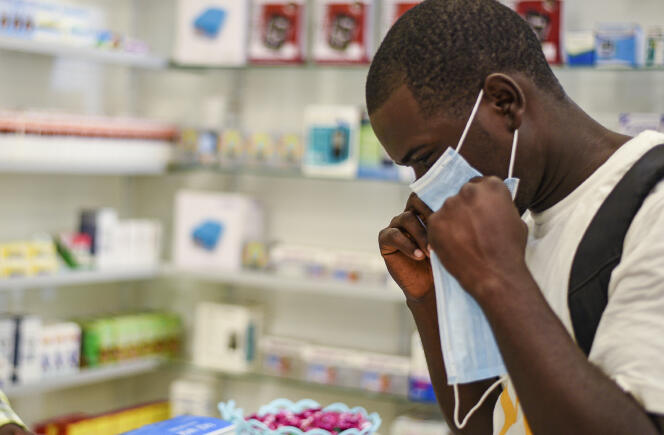 Un homme essaie un masque dans une pharmacie de Kitwe, en Zambie, le 6 février 2020.
