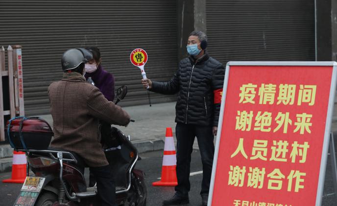 Un panneau prévient qu’« aucun étranger n’est autorisé à entrer dans ce village », à l’entrée de Hangzhou, dans le Zhejiang, en Chine, le 3 février.