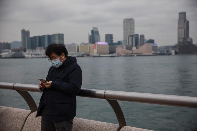Un homme portant un masque de protection à Hongkong, le 9 février.