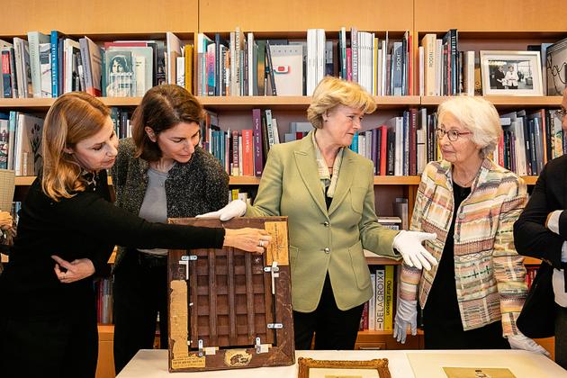 De gauche à droite, Emmanuelle Polack, Corinne Hershkovitch, Monika Grütters et la petite-nièce d’Armand Dorville, le 22 janvier à Berlin.