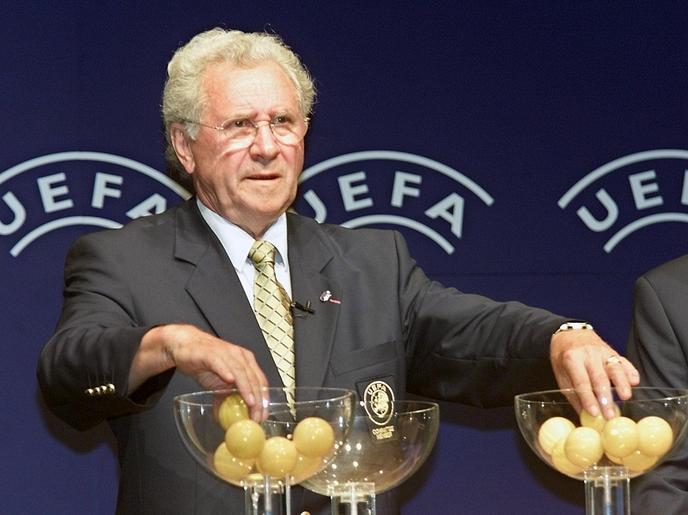 Jean Fournet-Fayard, le 24 août 2001 à Monaco lors du tirage au sort de la Coupe de l’UEFA.